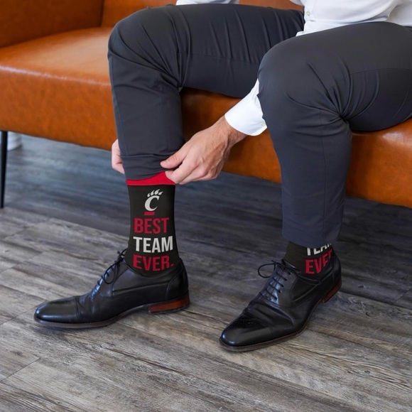 For Bare Feet Best Team Ever Crew Sock NCAA Cincinnati Bearcats Size OSFM NEW - Picture 2 of 3